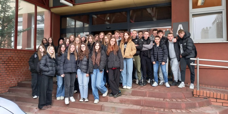  Uczniowie przed Wydziałem Ekonomiczno-Socjologicznym Uniwersytetu Łódzkiego