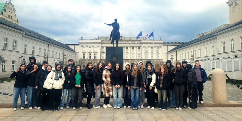  Uczniowie na Krakowskim Przedmieściu - zdjęcie grupowe